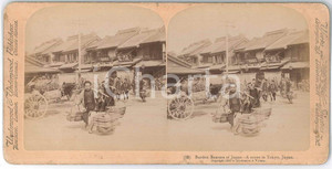 1896 JAPAN - TOKYO - Burden Bearers of Japan - Stereoview UNDERWOOD nÂ° 19 Fotografia stereoscopica d'epoca, su cartoncino rigido.EDITORE: Underwood &amp; Underwood  GOOD/buono ma macchie al cartoncino al verso Formato: 18x9 cm originale e autentica 1