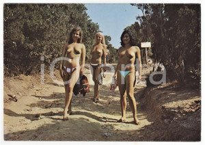 1990 ca NUDISME - COTE D'AZUR Ile du Levant - Femmes aux seins nus - Postcard Cartolina postale non viaggiata.  FAIR/discreto Lievi smussature agli angoli Formato: 15x10  cm originale e autentica 1