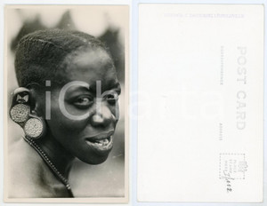 1930 ca C. ZAGOURSKI «L'Afrique qui disparaît» Fille avec des boucles d'oreilles  Fotocartolina postale d'epoca, appartenente alla serie &laquo;L'Afrique qui dispara&icirc;t&raquo; del fotografo Casimir Zagourski (L&eacute;opoldville).Non viaggiata.CONDIZIONI: FAIRFORMATO: 14x9 cm    originale e autentica 1