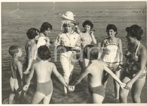 Fotografia d epoca originale 1955 ca VENEZIA Mostra del Cinema  Ragazzi chiedono autografi a Vittoria PRADA 1