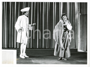 1980 ca TEATRO ITALIA - COMMEDIA - Scena in costume (2) Foto 24x18 cm  Fotografia d'agenzia.FOTOGRAFO: Enzo e Raffaello Bassotto   FAIR/discreto macchie al lato inferiore Formato: 24x18 cm originale e autentica 1