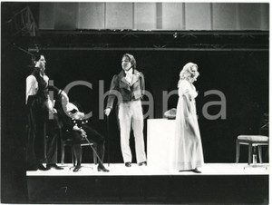 1981 SPOLETO Festival dei Due Mondi - "La vedova allegra" di LEHAR - Foto (2) Fotografia d'epoca, con timbro a al verso.CONDIZIONI: GFORMATO: 24x18 cm  GOOD/buono  Formato: 24x18 cm originale e autentica 1
