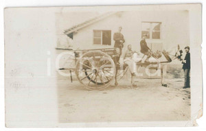 1910 ca ITALIA - REGIO ESERCITO Soldati con cavallo e carro - Fotografia anonima Fotografia d'epoca in formato cartolina postale. FAIR/discreto Lievi smussature agli angoli, mancanza all'angolo inferiore destro e al margine destro Formato: 13x8 cm originale e autentica 1
