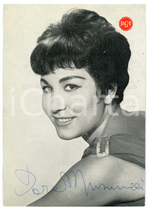1965 ca Dora MUSUMECI pianista - Foto seriale con AUTOGRAFO 10x15 cm Fotografia seriale d'epoca con autografo.CONDIZIONI: F (residui cartacei e di colla al verso)FORMATO: 10x15 cm    originale e autentica 1