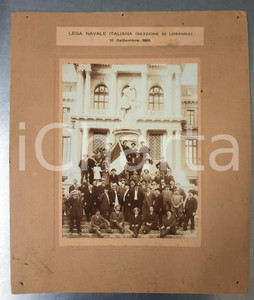 1914 LOSANNA (SVIZZERA) Lega Navale Italiana - Foto di gruppo GUIGNET 30x36 cm Fotografia d'epoca, montata su cartoncino rigido.FOTOGRAFO: Charles Guignet - Lausanne POOR/danneggiato fori di affissione angolari Formato: 30x36 cm originale e autentica 1