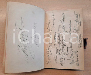 1915-1922 TEATRO FERRARA Diario delle firme - OLTRE 160 AUTOGRAFI attori - RARO Rarissimo e importante diario delle firme, realizzato e appartenuto ad Enrico Calabresi, che raccolse negli anni tra il 1915 e il 1922 oltre 160 autografi di attori, capocomici, registi, drammaturghi e cantanti che si erano esibiti a Ferrara nel mondo del teatro tradizionale e dell'operetta.Sono presenti i grandi nomi del teatro italiano degli Anni Dieci-Venti, con l'indicazione, in alcuni casi, della compagnia di appartenenza.Una testimonianza inedita ed esclusiva di storia del teatro e della scena culturale ferrarese dell'epoca.Segue, in calce, l'elenco completo degli autografi.Copertina rigida in smilipelle con cerniera metallica di chiusura (rotta in due parti). All'interno &egrave; presente l'adesivo dell'Emporio di Novit&agrave; "A. Ruiba" di Ferrara, dove era stato acquistato il diario. PAGINE: 120 circa, 33 scritte + 3 fotocartoline (2 con Giulietta De Riso, 1 con Maria Melato)ELENCO DEGLI AUTOGRAFI (trascrizione nell'ordine originale)Tina di Lorenzo, Armando Falconi, Carlo Broggi Zampa, Mimma Musso, Emilio Zago, Ester Gelich Sainati, Irene Ponzi, Achille Ponzi, Domenico Benassi, Arnaldo Faggioli, Egidio Faggioli, Teresa Tassani, Napoleone Tassani, Riccardo Tassani, Tina Pini, Maria Sereni, Rita Capodaglio, Ruggero Lupi, Aldobrando Turco, Elvira Betrone, Olga Bianchi, Paola Turco, Carlo Bianchi, Lia F&eacute;lix,  Silvia Marchetti, Alessandro Marchetti, Leopoldo Micheluzzi, Enrichetta Micheluzzi, Augusto Angelini, Annetta Gattini, Amelia Sanipoli, Luigi Abrate, Luisa Salani Abrate, Oreste Trucchi, Ugo Leto, Arturo Trombetta, Arnaldo Fontana, Antonio De Rubeis, Alba De Rubeis, Americo Razzoli, Etelberto Manes, Ferruccio Capodaglio, G. Rugesini, Sandroni, Maria Fontana, Lina Gatteri Trombetta, Guido Bini, Antonio Nazari, Federico Conforti, A. Benini, Maria Grassi, Antonio Leggeri, Ugo Di Gregorio, Albano Mezzetti, Augusto Incrocci, Margherita Seglis, Elvira Pasquali, Gianfranco Giachetti, Maria Tosi, Italia Boninfanti, Menegheto Filoli, Giuseppe Zago, Lisa Zago, Leandro De Renzi, Elvira Miotto De Renzi, Giovanni Paolo Bissi, Armando Borisi, Tina Scantamburlo, Fulgido Venturi Prosdocimi, Giselda Gasparini, Vittorio Prosdocimi, Elettra Brunini Privato, Gino Cossarini, Fiorenzo Aldini, Mario Anton(ini)?, Guido Barbetti, Gemma Pinelli, Rina Cassardo, Vittorio Campi, Giacomo [...], Bona Dominici, Maria Raspini, Celeste Braschi, Vittorio Pieri (attore), Giuseppina Ardau Pieri, Mario Paruchetti, Giuseppe Brignone, Edoardo Minichini, [&hellip;], Enrico Piacentini, Uberto Palmarini, Vittorio Morelli, Gino Restelli, Calisto Bertramo, Umberto Zanuccoli, Antonio e Consuelo Valenti, Marco Praga, Irma Gramatica, [&hellip;], [&hellip;] Tozzi, Leopoldo Fregoli, Mario Cesare Faustini, Ernestina Bardazzi Bertramo, Teresa De Riso, Gino Vannutelli , Annetta Perretti, Dora Theor, Guido Checchi, Enrico Borghese, Igino Sarti, Francesco Gargano, Carlo Micheluzzi, Compagnia Fiorentina Novelli, Raffaello Niccoli,  [&hellip;], Tebaldo Checchi, Ettore Massaia, Renato Lacchini, Mario Nencioli, Augusto Vannetti, Guido Guiducci, Luisa Cei, Augusto Novelli, Garibalda Landini Niccoli, Annibale Ninchi, [&hellip;] Tozzi, Armando Bizzi, Maria Melato, Ernesto Sabbatini, Giulietta De Riso, Angiolina Tricerri Ruffini, Carlo Ninchi, Francesco Gregolin, Federico Collino, Giuseppe De Riso, W. Bonfiglioli, Anna Di Rocca, Ada Vaschetti Almirante, Augusto Marcacci, Enrico Viarisio, Guido Verdiani, Silvio Rizzi, Cesira Sainati, Augusto Mattei, [&hellip;], Egisto Olivieri, Isola Cardinali, Giorgio Pavesio, Manlio Mannozzi, Ernesto Ceraso, [&hellip;], Amilcare Morelli, Carlo Zamberlani, Piero [&hellip;], Francesco Miniati, Compagnia Drammatica Nazionale RUGGERI BORELLI TALLI (timbro), Ruggero Ruggeri, Alda Borelli, Virgilio Talli, Giacomo Contento, [&hellip;] Marchini, Hayd&eacute;e Urbani, Lisetta Contento, Carlo Cecchi, Romano Cal&ograve;, Annibale Betrone e Leo Orlandini   FAIR/discreto buone condizioni interne, ma tracce d'uso e abrasioni in copertina FORMATO: 13x20 cm originale e autentica 1