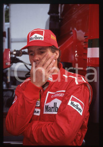 Gerhard BERGER - F1 Pilota scuderia FERRARI - 1995 ca 35 mm vintage slide 97 Diapositiva d'epoca, in formato 35 mm.CONDIZIONI: GOODE' severamente vietata la riproduzione. Tutti i diritti sono riservati.ICharta mette in vendita, sul negozio eBay e in esclusiva sul sito "icharta" il proprio archivio composto da numerose diapositive e negativi fotografici d'epoca, tutti originali e autentici, che attraversano la storia del costume italiano tra gli la fine degli anni Sessanta e Novanta.Si tratta di uno sguardo inedito sull'attualità, la politica, la vita quotidiana, il gossip e la cultura, che fotografa il cambiamento della nazione in quest'ultimo scorcio del XX secolo. Un'occasione unica per il mercato del collezionismo, che vede finalmente disponibile un archivio eccezionale per vastità, tematiche e condizioni, in un settore (il negativo fotografico e la diapositiva) di assoluta novità e dalle interessanti prospettive di investimento.  GOOD/buono   originale e autentica 1