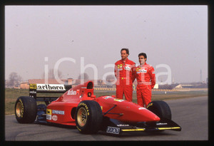 Gerhard BERGER e Jean ALESI con FERRARI 412 T2 - 1995 35mm vintage slide 3 Diapositiva d'epoca, in formato 35 mm.CONDIZIONI: GOODE' severamente vietata la riproduzione. Tutti i diritti sono riservati.ICharta mette in vendita, sul negozio eBay e in esclusiva sul sito "icharta" il proprio archivio composto da numerose diapositive e negativi fotografici d'epoca, tutti originali e autentici, che attraversano la storia del costume italiano tra gli la fine degli anni Sessanta e Novanta.Si tratta di uno sguardo inedito sull'attualità, la politica, la vita quotidiana, il gossip e la cultura, che fotografa il cambiamento della nazione in quest'ultimo scorcio del XX secolo. Un'occasione unica per il mercato del collezionismo, che vede finalmente disponibile un archivio eccezionale per vastità, tematiche e condizioni, in un settore (il negativo fotografico e la diapositiva) di assoluta novità e dalle interessanti prospettive di investimento.  GOOD/buono   originale e autentica 1