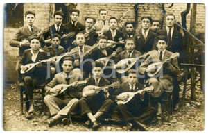 1930 ca ITALIA Gruppo di studenti con il mandolino *Foto CURIOSA 14x9 cm Fotografia originale d'epoca, in formato cartolina postale.CONDIZIONI: VP (evidenti piegature diffuse)FORMATO: 14x9 cm    originale e autentica 1