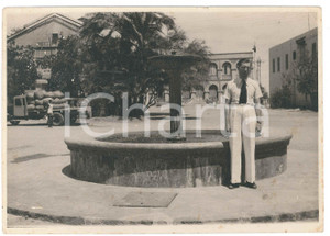 1937 AFRICA - GIBUTI - Place Menelik (?) - Ritratto di italiano *Foto 23x17 Fotografia d'epoca, con didascalia manoscritta al verso.E' indicato il nominativo di Angelo Facheris.CONDIZIONI: P (piegature angolari; piccolo strappo al lato superiore; piccoli residui di colla al verso)FORMATO: 23x17 cm    originale e autentica 1