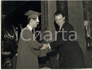 Fotografia d epoca originale 1966 MILANO Roberto PERSI consegna borsa studio IBM a Robert DAVIDSON Foto 1