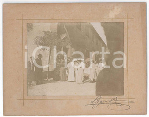 1900 ca CASTELLI ROMANI Gruppo di escursionisti in visita (2) Foto VINTAGE 17x13 Fotografia d'epoca montata su cartoncino rigido.Firma "L. Guidi" al recto.CONDIZIONI: G (lievi piegature angolari)FORMATO: 17x13 cm    originale e autentica 1