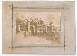 1900 ca CASTELLI ROMANI Villeggianti durante una passeggiata *Foto VINTAGE 17x13 Fotografia d'epoca montata su cartoncino rigido.CONDIZIONI: F (lievi fioriture e macchie al cartoncino)FORMATO: 17x13 cm    originale e autentica 1