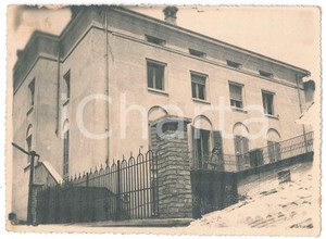 1950 ca ZAVATTARELLO (PV) Palazzo Malaspina - Foto ANIMATA 15x11 cm (1) Fotografia d'epoca, con didascalia manoscritta al verso.CONDIZIONI: F (piccole macchie di colla; piccola mancanza di pellicola al lato superiore)FORMATO: 15x11 cm    originale e autentica 1