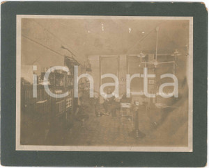 1920 ca ITALIA Ritratto di due uomini in uno studio professionale *Foto 26x20  Fotografia d'epoca, su cartoncino rigido.CONDIZIONI: F (lievi abrasioni e sbrecciatura angolare)FORMATO: 26x20 cm    originale e autentica 1