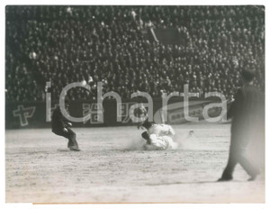 1940 TOKYO (JAPAN) BASEBALL - A match - Photo 24x18 cm Fotografia d'epoca, con didascalia dattiloscritta.  POOR/danneggiato piegature angolari Formato: 22x17 cm originale e autentica 1