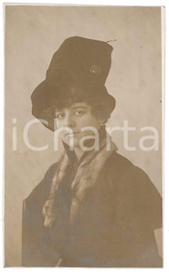 1920 ca ITALIA Donna con collo in visone - Ritratto - Fotografia anonima 8x13 cm Fotografia d'epoca. FAIR/discreto Lievi smussature agli angoli Formato: 8x13 cm originale e autentica 1