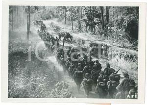 1942 WW2 Area di KALEWA (BIRMANIA) Truppe giapponesi in marcia - Foto 18x13 Fotografia originale d'epoca, con didascalia dattiloscritta.CONDIZIONI: F (lievi graffi superficiali)FORMATO: 18x13 cm    originale e autentica 1