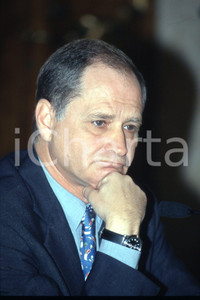 35mm vintage slide* 2000 ROMA TV Michel THOULOUZE presidente Tele + (1)  Diapositiva d'epoca, in formato 35 mm.CONDIZIONI: GOODDiapositiva realizzata nel palazzo Altemps in occasione della firma impegno con governo italiano per i film italiani.E' severamente vietata la riproduzione. Tutti i diritti sono riservati.Nella diapositiva ICharta mette in vendita, sul negozio eBay e in esclusiva sul sito "icharta" il proprio archivio composto da numerose diapositive e negativi fotografici d'epoca, tutti originali e autentici, che attraversano la storia del costume italiano tra gli la fine degli anni Sessanta e Novanta.Si tratta di uno sguardo inedito sull'attualit&agrave;, la politica, la vita quotidiana, il gossip e la cultura, che fotografa il cambiamento della nazione in quest'ultimo scorcio del XX secolo. Un'occasione unica per il mercato del collezionismo, che vede finalmente disponibile un archivio eccezionale per vastit&agrave;, tematiche e condizioni, in un settore (il negativo fotografico e la diapositiva) di assoluta novit&agrave; e dalle interessanti prospettive di investimento. GOOD/buono   originale e autentica 1