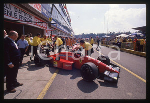 Gerhard BERGER su FERRARI F1-87 durante GP 1987 35 mm vintage slide 8 Diapositiva d'epoca, in formato 35 mm.CONDIZIONI: GOODE' severamente vietata la riproduzione. Tutti i diritti sono riservati.ICharta mette in vendita, sul negozio eBay e in esclusiva sul sito "icharta" il proprio archivio composto da numerose diapositive e negativi fotografici d'epoca, tutti originali e autentici, che attraversano la storia del costume italiano tra gli la fine degli anni Sessanta e Novanta.Si tratta di uno sguardo inedito sull'attualità, la politica, la vita quotidiana, il gossip e la cultura, che fotografa il cambiamento della nazione in quest'ultimo scorcio del XX secolo. Un'occasione unica per il mercato del collezionismo, che vede finalmente disponibile un archivio eccezionale per vastità, tematiche e condizioni, in un settore (il negativo fotografico e la diapositiva) di assoluta novità e dalle interessanti prospettive di investimento.  GOOD/buono   originale e autentica 1