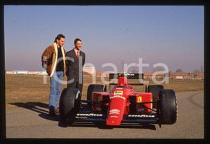 Gerhard BERGER Nigel MANSELL FERRARI 640 F1 FIORANO 1989 35 mm vintage slide 14 Diapositiva d'epoca, in formato 35 mm.CONDIZIONI: GOODE' severamente vietata la riproduzione. Tutti i diritti sono riservati.ICharta mette in vendita, sul negozio eBay e in esclusiva sul sito "icharta" il proprio archivio composto da numerose diapositive e negativi fotografici d'epoca, tutti originali e autentici, che attraversano la storia del costume italiano tra gli la fine degli anni Sessanta e Novanta.Si tratta di uno sguardo inedito sull'attualità, la politica, la vita quotidiana, il gossip e la cultura, che fotografa il cambiamento della nazione in quest'ultimo scorcio del XX secolo. Un'occasione unica per il mercato del collezionismo, che vede finalmente disponibile un archivio eccezionale per vastità, tematiche e condizioni, in un settore (il negativo fotografico e la diapositiva) di assoluta novità e dalle interessanti prospettive di investimento.  GOOD/buono   originale e autentica 1