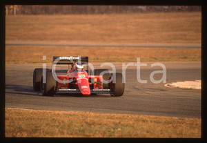 Gerhard BERGER su FERRARI 640 F1 durante GP 1989 35 mm vintage slide 3 Diapositiva d'epoca, in formato 35 mm.CONDIZIONI: GOODE' severamente vietata la riproduzione. Tutti i diritti sono riservati. ICharta mette in vendita, sul negozio eBay e in esclusiva sul sito "icharta" il proprio archivio composto da numerose diapositive e negativi fotografici d'epoca, tutti originali e autentici, che attraversano la storia del costume italiano tra gli la fine degli anni Sessanta e Novanta.Si tratta di uno sguardo inedito sull'attualità, la politica, la vita quotidiana, il gossip e la cultura, che fotografa il cambiamento della nazione in quest'ultimo scorcio del XX secolo. Un'occasione unica per il mercato del collezionismo, che vede finalmente disponibile un archivio eccezionale per vastità, tematiche e condizioni, in un settore (il negativo fotografico e la diapositiva) di assoluta novità e dalle interessanti prospettive di investimento.  GOOD/buono   originale e autentica 1