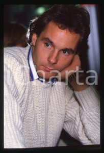 Gerhard BERGER - F1 Pilota scuderia FERRARI - 1995 ca 35 mm vintage slide 137 Diapositiva d'epoca, in formato 35 mm.CONDIZIONI: GOODE' severamente vietata la riproduzione. Tutti i diritti sono riservati. ICharta mette in vendita, sul negozio eBay e in esclusiva sul sito "icharta" il proprio archivio composto da numerose diapositive e negativi fotografici d'epoca, tutti originali e autentici, che attraversano la storia del costume italiano tra gli la fine degli anni Sessanta e Novanta.Si tratta di uno sguardo inedito sull'attualità, la politica, la vita quotidiana, il gossip e la cultura, che fotografa il cambiamento della nazione in quest'ultimo scorcio del XX secolo. Un'occasione unica per il mercato del collezionismo, che vede finalmente disponibile un archivio eccezionale per vastità, tematiche e condizioni, in un settore (il negativo fotografico e la diapositiva) di assoluta novità e dalle interessanti prospettive di investimento.  GOOD/buono   originale e autentica 1