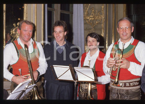 Gerhard BERGER - F1 Pilota scuderia FERRARI - 1995 ca 35 mm vintage slide 138 Diapositiva d'epoca, in formato 35 mm.CONDIZIONI: GOODE' severamente vietata la riproduzione. Tutti i diritti sono riservati. ICharta mette in vendita, sul negozio eBay e in esclusiva sul sito "icharta" il proprio archivio composto da numerose diapositive e negativi fotografici d'epoca, tutti originali e autentici, che attraversano la storia del costume italiano tra gli la fine degli anni Sessanta e Novanta.Si tratta di uno sguardo inedito sull'attualità, la politica, la vita quotidiana, il gossip e la cultura, che fotografa il cambiamento della nazione in quest'ultimo scorcio del XX secolo. Un'occasione unica per il mercato del collezionismo, che vede finalmente disponibile un archivio eccezionale per vastità, tematiche e condizioni, in un settore (il negativo fotografico e la diapositiva) di assoluta novità e dalle interessanti prospettive di investimento.  GOOD/buono   originale e autentica 1