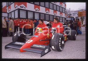 Gerhard BERGER e Michele ALBORETO con FERRARI F1-87 1987 35 mm vintage slide 18 Diapositiva d'epoca, in formato 35 mm.CONDIZIONI: GOODE' severamente vietata la riproduzione. Tutti i diritti sono riservati.ICharta mette in vendita, sul negozio eBay e in esclusiva sul sito "icharta" il proprio archivio composto da numerose diapositive e negativi fotografici d'epoca, tutti originali e autentici, che attraversano la storia del costume italiano tra gli la fine degli anni Sessanta e Novanta.Si tratta di uno sguardo inedito sull'attualità, la politica, la vita quotidiana, il gossip e la cultura, che fotografa il cambiamento della nazione in quest'ultimo scorcio del XX secolo. Un'occasione unica per il mercato del collezionismo, che vede finalmente disponibile un archivio eccezionale per vastità, tematiche e condizioni, in un settore (il negativo fotografico e la diapositiva) di assoluta novità e dalle interessanti prospettive di investimento.  GOOD/buono   originale e autentica 1