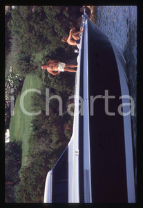 Gerhard BERGER - Pilota F1 - PAPARAZZI 1995 ca 35 mm vintage slide 10 Diapositiva d'epoca, in formato 35 mm.CONDIZIONI: GOODE' severamente vietata la riproduzione. Tutti i diritti sono riservati. ICharta mette in vendita, sul negozio eBay e in esclusiva sul sito "icharta" il proprio archivio composto da numerose diapositive e negativi fotografici d'epoca, tutti originali e autentici, che attraversano la storia del costume italiano tra gli la fine degli anni Sessanta e Novanta.Si tratta di uno sguardo inedito sull'attualità, la politica, la vita quotidiana, il gossip e la cultura, che fotografa il cambiamento della nazione in quest'ultimo scorcio del XX secolo. Un'occasione unica per il mercato del collezionismo, che vede finalmente disponibile un archivio eccezionale per vastità, tematiche e condizioni, in un settore (il negativo fotografico e la diapositiva) di assoluta novità e dalle interessanti prospettive di investimento.  GOOD/buono   originale e autentica 1