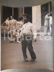 Fotografia d epoca originale 1970 ca COSTUME VENEZUELA Poliziotto Foto artistica 24x30 cm 1