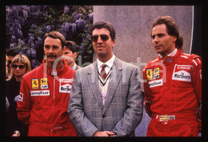 Gerhard BERGER Nigel MANSELL e Piero FERRARI - IMOLA 1988 35 mm vintage slide 2 Diapositiva d'epoca, in formato 35 mm.CONDIZIONI: GOODE' severamente vietata la riproduzione. Tutti i diritti sono riservati.ICharta mette in vendita, sul negozio eBay e in esclusiva sul sito "icharta" il proprio archivio composto da numerose diapositive e negativi fotografici d'epoca, tutti originali e autentici, che attraversano la storia del costume italiano tra gli la fine degli anni Sessanta e Novanta.Si tratta di uno sguardo inedito sull'attualità, la politica, la vita quotidiana, il gossip e la cultura, che fotografa il cambiamento della nazione in quest'ultimo scorcio del XX secolo. Un'occasione unica per il mercato del collezionismo, che vede finalmente disponibile un archivio eccezionale per vastità, tematiche e condizioni, in un settore (il negativo fotografico e la diapositiva) di assoluta novità e dalle interessanti prospettive di investimento.  GOOD/buono   originale e autentica 1