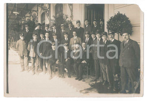 1920 ca ANTIBES (FRANCE) Cheminots à la gare - RARE Photo DAMAGED  Fotografia originale d'epoca. POOR/danneggiato profonda piegatura angolare e mancanza all'angolo superiore sinistro Formato: 17x11 cm originale e autentica 1