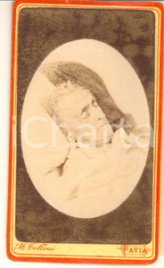 1880 ca PAVIA Ritratto di uomo sul letto di morte ^Foto M. TOLLINI CDV Fotografia d'epoca, montata su cartoncino rigido, con velina protettiva.FOTOGRAFO: M. Tollini - Pavia, via Mentana 3 GOOD/buono  Formato: 6x10 cm originale e autentica 1