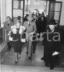 1962 GENOVA Comune - Nozze Rex HARRISON - Rachel ROBERTS (1) Foto 1962Fotografia vintage rara d'epoca.Timbro archivio Publifoto Genova al verso.FORMATO: 18x20 cm CONDIZIONI: FAIR (piccoli difetti di stampa)ICHARTA mette in vendita le stampe vintage della collezione Publifoto Genova, per la maggior parte inedita o in tiratura di pochi esemplari. Si tratta di un'ottima opportunit&agrave; di investimento per i collezionisti di fotografie d'epoca.  originale e autentica 0