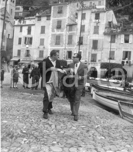 1962 PORTOFINO Raymond BURR con il critico Claudio G. FAVA - Foto (2) 1962Fotografia vintage rara d'epoca.Timbro archivio Publifoto Genova al verso.FORMATO: 18x20 cm CONDIZIONI: G (lievi difetti di stampa)ICHARTA mette in vendita le stampe vintage della collezione Publifoto Genova, per la maggior parte inedita o in tiratura di pochi esemplari. Si tratta di un'ottima opportunit&agrave; di investimento per i collezionisti di fotografie d'epoca.  originale e autentica 0
