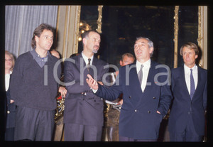 Gerhard BERGER e Klaus LUKAS - COSTUME 1995 ca 35 mm vintage slide Diapositiva d'epoca, in formato 35 mm.CONDIZIONI: GOODE' severamente vietata la riproduzione. Tutti i diritti sono riservati. ICharta mette in vendita, sul negozio eBay e in esclusiva sul sito "icharta" il proprio archivio composto da numerose diapositive e negativi fotografici d'epoca, tutti originali e autentici, che attraversano la storia del costume italiano tra gli la fine degli anni Sessanta e Novanta.Si tratta di uno sguardo inedito sull'attualità, la politica, la vita quotidiana, il gossip e la cultura, che fotografa il cambiamento della nazione in quest'ultimo scorcio del XX secolo. Un'occasione unica per il mercato del collezionismo, che vede finalmente disponibile un archivio eccezionale per vastità, tematiche e condizioni, in un settore (il negativo fotografico e la diapositiva) di assoluta novità e dalle interessanti prospettive di investimento.  GOOD/buono   originale e autentica 1