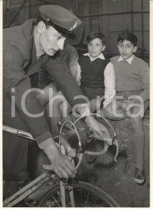 Fotografia d epoca originale 1956 CICLISMO Mino DE ROSSI  Vigile del fuoco  Allenamento con bambini Foto 3 1