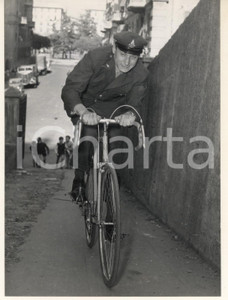 Fotografia d epoca originale 1956 CICLISMO Mino DE ROSSI  Vigile del fuoco  Allenamento in salita Foto 3 1