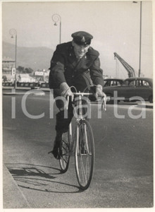 Fotografia d epoca originale 1956 CICLISMO Mino DE ROSSI  Vigile del fuoco  Allenamento al porto Foto 1 1