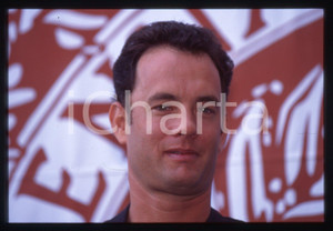 Tom HANKS - FESTIVAL CINEMA VENEZIA 1994 35 mm vintage slide Diapositiva d'epoca, in formato 35 mm.CONDIZIONI: GOODE' severamente vietata la riproduzione. Tutti i diritti sono riservati. ICharta mette in vendita, sul negozio eBay e in esclusiva sul sito "icharta" il proprio archivio composto da numerose diapositive e negativi fotografici d'epoca, tutti originali e autentici, che attraversano la storia del costume italiano tra gli la fine degli anni Sessanta e Novanta.Si tratta di uno sguardo inedito sull'attualità, la politica, la vita quotidiana, il gossip e la cultura, che fotografa il cambiamento della nazione in quest'ultimo scorcio del XX secolo. Un'occasione unica per il mercato del collezionismo, che vede finalmente disponibile un archivio eccezionale per vastità, tematiche e condizioni, in un settore (il negativo fotografico e la diapositiva) di assoluta novità e dalle interessanti prospettive di investimento.  GOOD/buono   originale e autentica 1