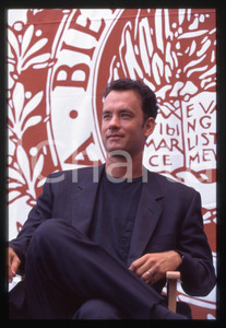 Tom HANKS - FESTIVAL CINEMA VENEZIA 1994 35 mm vintage slide 11 Diapositiva d'epoca, in formato 35 mm.CONDIZIONI: GOODE' severamente vietata la riproduzione. Tutti i diritti sono riservati.ICharta mette in vendita, sul negozio eBay e in esclusiva sul sito "icharta" il proprio archivio composto da numerose diapositive e negativi fotografici d'epoca, tutti originali e autentici, che attraversano la storia del costume italiano tra gli la fine degli anni Sessanta e Novanta.Si tratta di uno sguardo inedito sull'attualità, la politica, la vita quotidiana, il gossip e la cultura, che fotografa il cambiamento della nazione in quest'ultimo scorcio del XX secolo. Un'occasione unica per il mercato del collezionismo, che vede finalmente disponibile un archivio eccezionale per vastità, tematiche e condizioni, in un settore (il negativo fotografico e la diapositiva) di assoluta novità e dalle interessanti prospettive di investimento.  GOOD/buono   originale e autentica 1