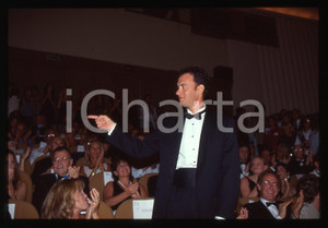 Tom HANKS - FESTIVAL CINEMA CANNES 1995 ca 35 mm vintage slide 2 Diapositiva d'epoca, in formato 35 mm.CONDIZIONI: GOODE' severamente vietata la riproduzione. Tutti i diritti sono riservati.ICharta mette in vendita, sul negozio eBay e in esclusiva sul sito "icharta" il proprio archivio composto da numerose diapositive e negativi fotografici d'epoca, tutti originali e autentici, che attraversano la storia del costume italiano tra gli la fine degli anni Sessanta e Novanta.Si tratta di uno sguardo inedito sull'attualità, la politica, la vita quotidiana, il gossip e la cultura, che fotografa il cambiamento della nazione in quest'ultimo scorcio del XX secolo. Un'occasione unica per il mercato del collezionismo, che vede finalmente disponibile un archivio eccezionale per vastità, tematiche e condizioni, in un settore (il negativo fotografico e la diapositiva) di assoluta novità e dalle interessanti prospettive di investimento.  GOOD/buono   originale e autentica 1