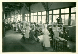 Fotografia d epoca originale 1950 ca LYON F Operaie preparano confezioni di budino FLAN LYONNAIS Foto 3 1