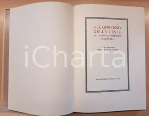 1992 Lodovico Antonio MURATORI Del governo della peste - Ed. PHYLOBIBLON (3) Copertina rigida con sovraccoperta in velina; doratura al taglio; cofanetto in cartoncino.Tiratura in 140 esemplari (il presente è il n°58).PAGINE: 263  FAIR/discreto piccoli strappi alla velina protettiva; lievi piegature al cofanetto, con tracce di colla Formato: 21,5x30 cm originale e autentica 1
