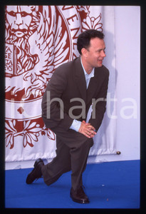 Tom HANKS - FESTIVAL CINEMA VENEZIA 1998 35 mm vintage slide 12 Diapositiva d'epoca, in formato 35 mm.CONDIZIONI: GOODE' severamente vietata la riproduzione. Tutti i diritti sono riservati.ICharta mette in vendita, sul negozio eBay e in esclusiva sul sito "icharta" il proprio archivio composto da numerose diapositive e negativi fotografici d'epoca, tutti originali e autentici, che attraversano la storia del costume italiano tra gli la fine degli anni Sessanta e Novanta.Si tratta di uno sguardo inedito sull'attualità, la politica, la vita quotidiana, il gossip e la cultura, che fotografa il cambiamento della nazione in quest'ultimo scorcio del XX secolo. Un'occasione unica per il mercato del collezionismo, che vede finalmente disponibile un archivio eccezionale per vastità, tematiche e condizioni, in un settore (il negativo fotografico e la diapositiva) di assoluta novità e dalle interessanti prospettive di investimento.  GOOD/buono   originale e autentica 1