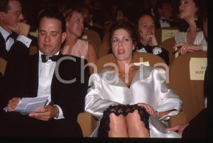 Tom HANKS e Rita WILSON - FESTIVAL CINEMA VENEZIA 1998 35 mm vintage slide 2 Diapositiva d'epoca, in formato 35 mm.CONDIZIONI: GOODE' severamente vietata la riproduzione. Tutti i diritti sono riservati.ICharta mette in vendita, sul negozio eBay e in esclusiva sul sito "icharta" il proprio archivio composto da numerose diapositive e negativi fotografici d'epoca, tutti originali e autentici, che attraversano la storia del costume italiano tra gli la fine degli anni Sessanta e Novanta.Si tratta di uno sguardo inedito sull'attualità, la politica, la vita quotidiana, il gossip e la cultura, che fotografa il cambiamento della nazione in quest'ultimo scorcio del XX secolo. Un'occasione unica per il mercato del collezionismo, che vede finalmente disponibile un archivio eccezionale per vastità, tematiche e condizioni, in un settore (il negativo fotografico e la diapositiva) di assoluta novità e dalle interessanti prospettive di investimento.  GOOD/buono   originale e autentica 1