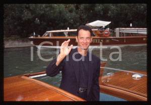 Tom HANKS - FESTIVAL CINEMA VENEZIA 1994 35 mm vintage slide 20 Diapositiva d'epoca, in formato 35 mm.CONDIZIONI: GOODE' severamente vietata la riproduzione. Tutti i diritti sono riservati.ICharta mette in vendita, sul negozio eBay e in esclusiva sul sito "icharta" il proprio archivio composto da numerose diapositive e negativi fotografici d'epoca, tutti originali e autentici, che attraversano la storia del costume italiano tra gli la fine degli anni Sessanta e Novanta.Si tratta di uno sguardo inedito sull'attualità, la politica, la vita quotidiana, il gossip e la cultura, che fotografa il cambiamento della nazione in quest'ultimo scorcio del XX secolo. Un'occasione unica per il mercato del collezionismo, che vede finalmente disponibile un archivio eccezionale per vastità, tematiche e condizioni, in un settore (il negativo fotografico e la diapositiva) di assoluta novità e dalle interessanti prospettive di investimento.  GOOD/buono   originale e autentica 1