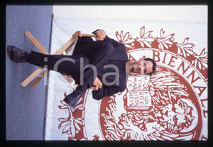 Tom HANKS - FESTIVAL CINEMA VENEZIA 1994 35 mm vintage slide 22 Diapositiva d'epoca, in formato 35 mm.CONDIZIONI: GOODE' severamente vietata la riproduzione. Tutti i diritti sono riservati.ICharta mette in vendita, sul negozio eBay e in esclusiva sul sito "icharta" il proprio archivio composto da numerose diapositive e negativi fotografici d'epoca, tutti originali e autentici, che attraversano la storia del costume italiano tra gli la fine degli anni Sessanta e Novanta.Si tratta di uno sguardo inedito sull'attualità, la politica, la vita quotidiana, il gossip e la cultura, che fotografa il cambiamento della nazione in quest'ultimo scorcio del XX secolo. Un'occasione unica per il mercato del collezionismo, che vede finalmente disponibile un archivio eccezionale per vastità, tematiche e condizioni, in un settore (il negativo fotografico e la diapositiva) di assoluta novità e dalle interessanti prospettive di investimento.  GOOD/buono   originale e autentica 1