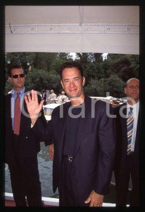 Tom HANKS - FESTIVAL CINEMA VENEZIA 1994 35 mm vintage slide 23 Diapositiva d'epoca, in formato 35 mm.CONDIZIONI: GOODE' severamente vietata la riproduzione. Tutti i diritti sono riservati.ICharta mette in vendita, sul negozio eBay e in esclusiva sul sito "icharta" il proprio archivio composto da numerose diapositive e negativi fotografici d'epoca, tutti originali e autentici, che attraversano la storia del costume italiano tra gli la fine degli anni Sessanta e Novanta.Si tratta di uno sguardo inedito sull'attualità, la politica, la vita quotidiana, il gossip e la cultura, che fotografa il cambiamento della nazione in quest'ultimo scorcio del XX secolo. Un'occasione unica per il mercato del collezionismo, che vede finalmente disponibile un archivio eccezionale per vastità, tematiche e condizioni, in un settore (il negativo fotografico e la diapositiva) di assoluta novità e dalle interessanti prospettive di investimento.  GOOD/buono   originale e autentica 1